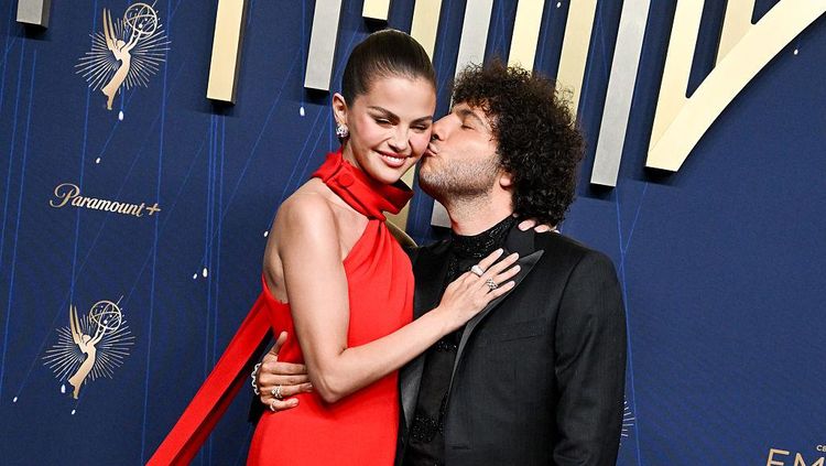 7 Momen Selena Gomez dan Benny Blanco Peluk-Cium di Emmy Awards 2025