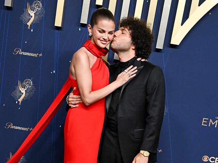 7 Momen Selena Gomez dan Benny Blanco Peluk-Cium di Emmy Awards 2025