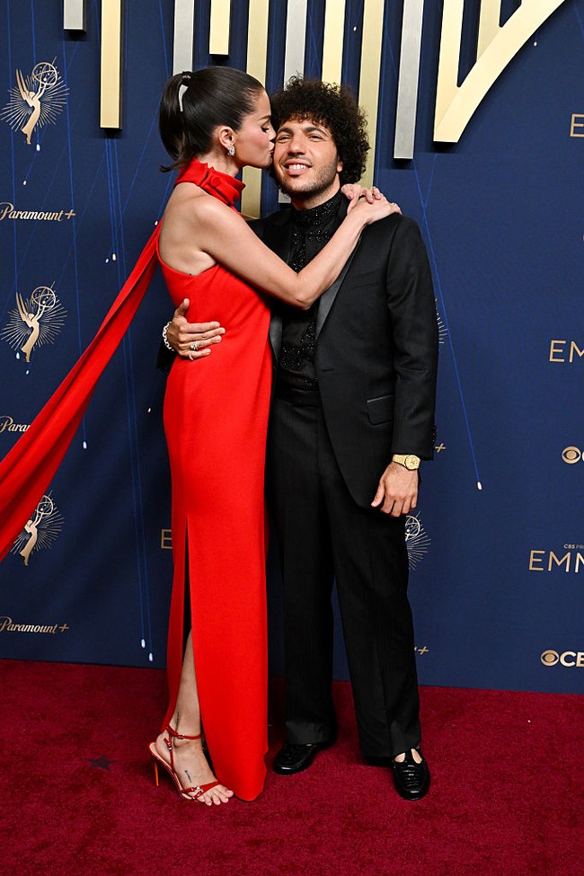 Inilah momen Selena Gomez mencium pipi Benny Blanco yang menjadi pacarnya sejak 2023 itu. Foto: Maya Dehlin Spach/WireImages