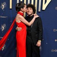 Inilah momen Selena Gomez mencium pipi Benny Blanco yang menjadi pacarnya sejak 2023 itu. Foto: Maya Dehlin Spach/WireImages