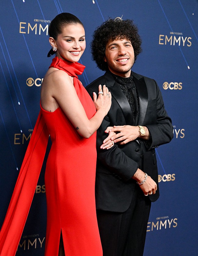 Selena Gomez melengkapi peampilannya dengan aksesori anting berlian dari Tiffany & Co. dan pastinya cincin tunangannya yang dikabarkan bernilai Rp 3,1 miliar. Foto: Maya Dehlin Spach/WireImages