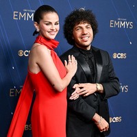 Selena Gomez melengkapi peampilannya dengan aksesori anting berlian dari Tiffany & Co. dan pastinya cincin tunangannya yang dikabarkan bernilai Rp 3,1 miliar. Foto: Maya Dehlin Spach/WireImages