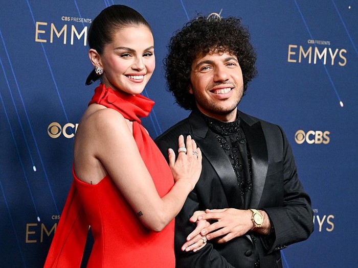 Karpet merah Primetime Emmy Awards ke-77 di Peacock Theater, Los Angeles, pada Minggu (14/9/2025) malam, semakin semarak dengan kehadiran Selena Gomez bersama sang kekasih, Benny Blanco. Pasangan ini mencuri perhatian publik dan fotografer dengan kemesraan serta penampilan elegan yang mereka tampilkan. Photo by Maya Dehlin Spach/WireImages