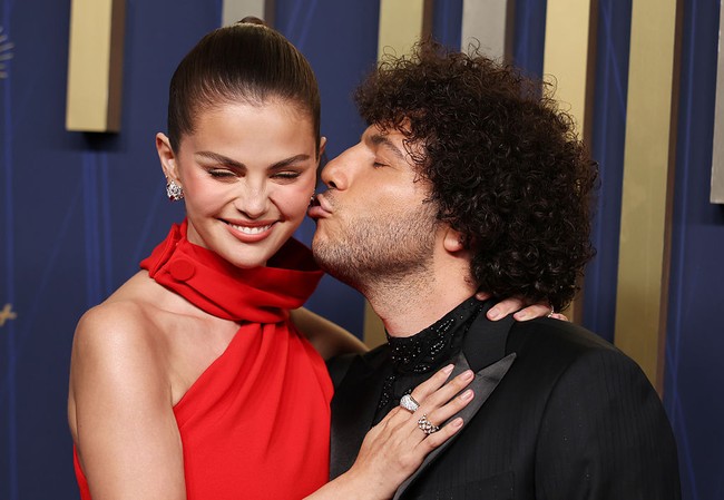 Dikabarkan akan menikah pada akhir September 2025, Selena Gomez dan Benny Blanco memamerkan kemesraan mereka di depan juru foto. Pasangan selebriti ini tak ragu untuk saling mencium pipi di karpet merah Emmy Awards 2025. Foto: Maya Dehlin Spach/WireImages