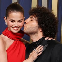 Dikabarkan akan menikah pada akhir September 2025, Selena Gomez dan Benny Blanco memamerkan kemesraan mereka di depan juru foto. Pasangan selebriti ini tak ragu untuk saling mencium pipi di karpet merah Emmy Awards 2025. Foto: Maya Dehlin Spach/WireImages