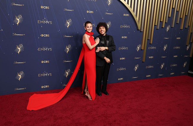 Selena Gomez didampingi tunangannya, Benny Blanco menghadiri Emmy Awards 2025 yang digelar di Peacock Theatre, Los Angeles, Amerika Serikat, Minggu (14/9/2025) malam.Foto: Maya Dehlin Spach/WireImages