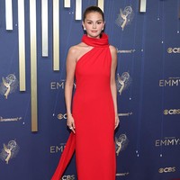 Pada ajang Emmy Awards 2025, Selena tampil memukau dengan gaun merah yang didesain khusus untuknya dari brand Louis Vuitton. Gaun asimetris yang dipakai Selena memiliki siluet lurus yang menjuntai hingga ke lantai. Foto: Maya Dehlin Spach/WireImages