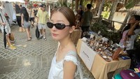 Bintang K-Pop Seulgi Red Velvet menikmati serunya liburan di Bali bersama seorang teman. Ia berkeliling ke Canggu, Bali dan menikmati aneka kuliner di sana. Foto: Instagram/YouTube Hi Seulgi