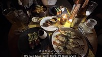 Makan malamnya ia mengunjungi restoran bernama Muda yang menawarkan menu fusion Asia. Ini beberapa menu yang dipilih oleh Seulgi dan temannya. Foto: Instagram/YouTube Hi Seulgi