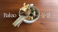 Tentunya Seulgi juga mencoba hidangan lokal lain, yaitu bakso. Ia berada di sebuah restoran bakso dan memilih menu bakso iga. Foto: Instagram/YouTube Hi Seulgi