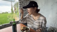 Bakso iga itu berhasil memikat selera Seulgi Red Velvet. Ia tampak menikmatinya dengan lahap. Foto: Instagram/YouTube Hi Seulgi