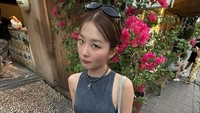 Pelantun lagu Chill Kill itu juga mengunjungi kafe hits di Bali, yaitu Gigi Susu. Tentu saja ia foto di salah satu spot populernya. Foto: Instagram/YouTube Hi Seulgi
