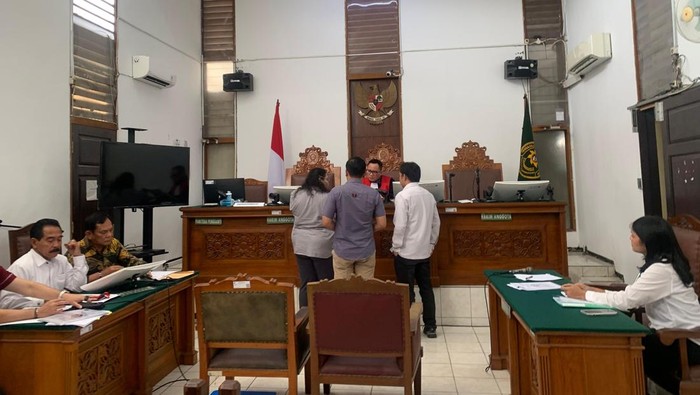 Sidang gugatan praperadilan Komisaris Utama PT Dosni Roha Logistik, Bambang Rudijanto Tanoesoedibjo, melawan KPK (Mulia/detikcom)