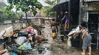 Situasi rumah-rumah warga di Jalan Gajah Mada Gang IV Denpasar akibat diguyur hujan, Senin (15/9/2025). Akibat hujan deras yang terjadi sejak pagi ini membuat warga trauma terjadi banjir susulan seperti Rabu (10/9/2025). Lokasi ini menjadi salah satu wilayah terdampak banjir saat itu. (Karsiani Putri/detikBali)
