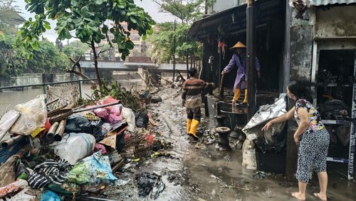 Situasi rumah-rumah warga di Jalan Gajah Mada Gang IV Denpasar akibat diguyur hujan, Senin (15/9/2025). (Karsiani Putri/detikBali)