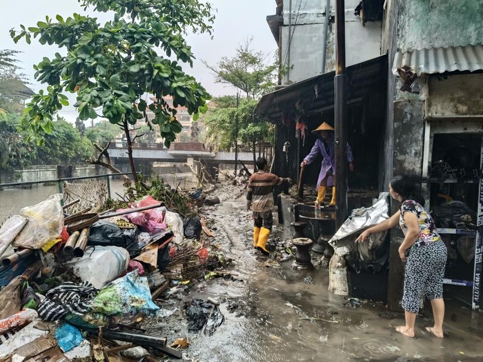 Situasi rumah-rumah warga di Jalan Gajah Mada Gang IV Denpasar akibat diguyur hujan, Senin (15/9/2025). (Karsiani Putri/detikBali)