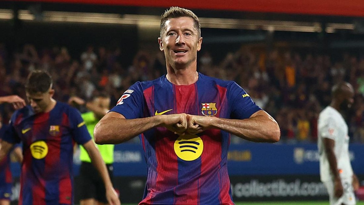 Robert Lewandowski menuju pintu keluar Barcelona. (Foto: REUTERS/Albert Gea)