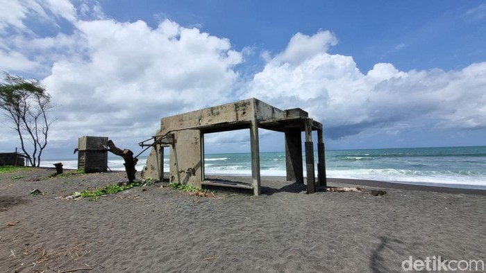 Suasana di Pantai Kuwaru, Poncosari, Srandakan, Bantul yang sepi bak kampung mati, Senin (15/9/2025).