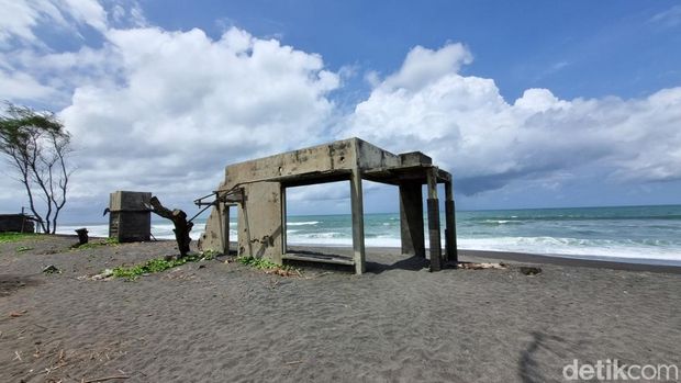 Suasana di Pantai Kuwaru, Poncosari, Srandakan, Bantul yang sepi bak kampung mati, Senin (15/9/2025).