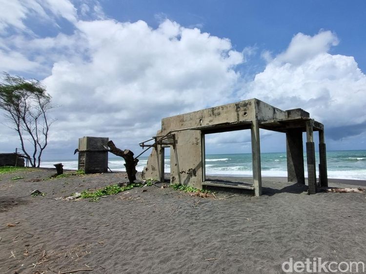 Bak Kampung Mati Pantai Kuwaru Imbas Diterjang Abrasi
