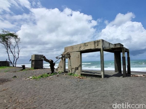 Bak Kampung Mati Pantai Kuwaru Imbas Diterjang Abrasi