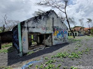Pantai Kuwaru Bantul Bak Kampung Mati Digerus Abrasi