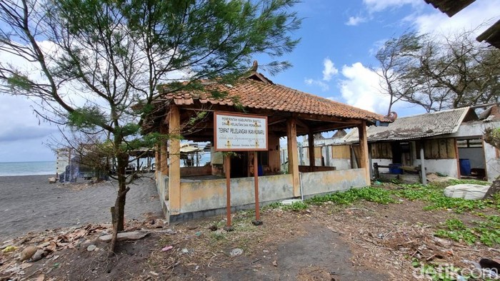 Suasana di Pantai Kuwaru, Poncosari, Srandakan, Bantul yang sepi bak kampung mati, Senin (15/9/2025).