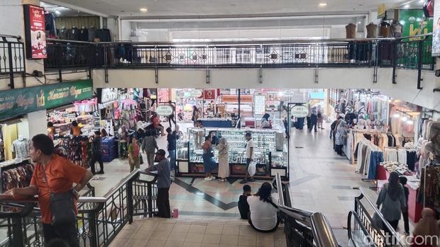 Suasana di Pasar Baru Bandung yang kini mulai sepi