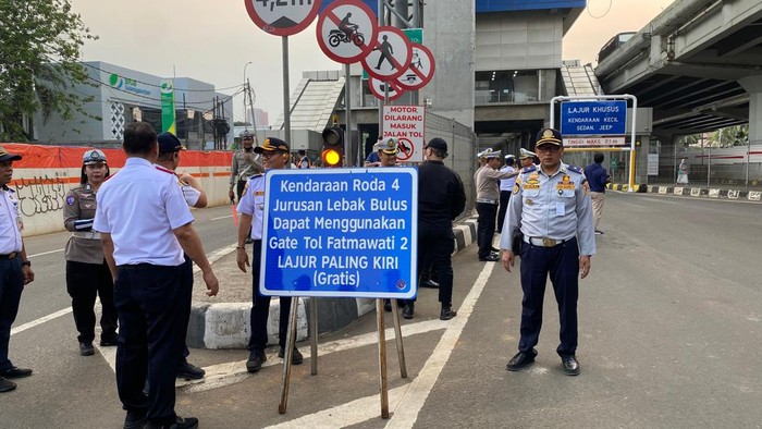 Suasana uji coba rekayasa lalin di Jl TB Simatupang arah Lebak Bulus sore ini (Devi/detikcom)