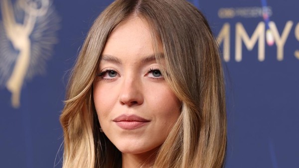 Selena Gomez Vs Sydney Sweeney: Yang Baju Merah Jangan Sampai Lepas