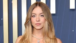 Selena Gomez Vs Sydney Sweeney: Yang Baju Merah Jangan Sampai Lepas