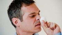 Cium juga aroma telur. Telur yang segar punya aroma netral, sementara telur tak segar bisa berbau busuk. Ini karena telur melepaskan hidrogen sulfida yangmenghasilkan bau seperti belerang. Foto: Getty Images/Adisak Mitrprayoon