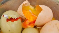 Putih telur yang bagus adalah yang kental dan agak lengket. Jadi, kalau putih telur encer, artinya telur tersebut tidak segar. Penyebabnya bisa jadi karena cara penyimpanan yang tidak tepat. Foto: Getty Images/Adisak Mitrprayoon