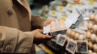 Jika beli telur ayam kemasan, maka perhatikan tanggal kedaluwarsa di label. Hindari mengonsumsi telur yang sudah lewat tanggal tersebut. Biasanya jangka waktunya 4-5 minggu dari pembelian telur. Foto: Getty Images/Adisak Mitrprayoon