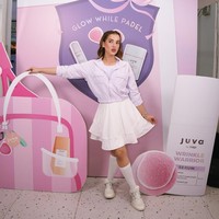 Tasya tampak memadukan dalaman putih dengan rok A-line senada dan jaket ungu muda. Ia melengkapi penampilannya dengan kaos kaki yang cukup tinggi hingga ke betis dan sepasang sepatu putih. Foto: Instagram/@tasyafarasya