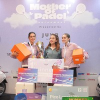 Tasya yang juga turut memberikan langsung hadiah bagi para pemenang. Terlihat Tasya yang berganti pakaian dengan jaket hijau pastel berpose bersama juara satu dari peserta wanita, Nabila Syakieb dan Yasmin Wildblood. Foto: Instagram/@tasyafarasya