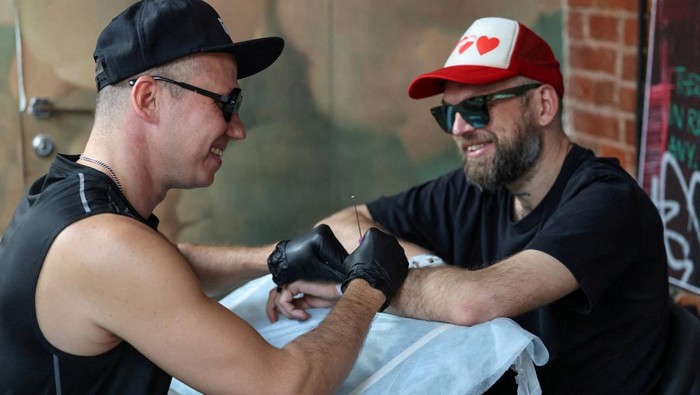 Igor Mikhaylov, a 38-year-old visually impaired tattoo artist, works on a Braille tattoo for creative director Anton Kotovsky at a tattoo studio in Moscow, Russia August 31, 2025. REUTERS/Evgenia Novozhenina     TPX IMAGES OF THE DAY