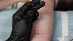 Tato Braille, Sentuhan Unik dari Seniman Tunanetra Rusia