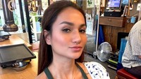 Tengku Dewi merasa perlu mempercantik diri. Ini kan termasuk investasi juga ke diri sendiri ya, bentuk self-reward juga, ujarnya. (Foto: dok Instagram tengkudewiputri_tdp)