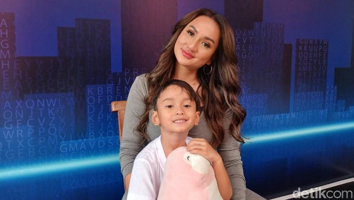Tengku Dewi Putri bersama putranya di Jalan Kapten P Tendean, Jakarta Selatan. Minggu (14/9/2025).