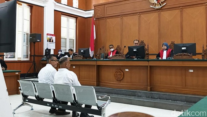 Terdakwa kasus makar saat menjalani sidang eksepsi di Pengadilan Negeri (PN) Makassar.