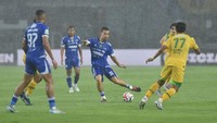 Setelah melawan PSIM, Persib kedatangan empat pemain barunya, yaitu Thom Haye, Eliano Reijnders, Andrew Jung, dan Federico Barba. Persib pun tak pernah kalah dalam tiga laga beruntun setelah mereka bergabung dan main. Keempatnya merasakan debut di laga kontra Persebaya Surabaya pada 12 September 2025 di Stadion GBLA. Persib menang dengan skor 1-0. (Foto: Dok. Persib Bandung)