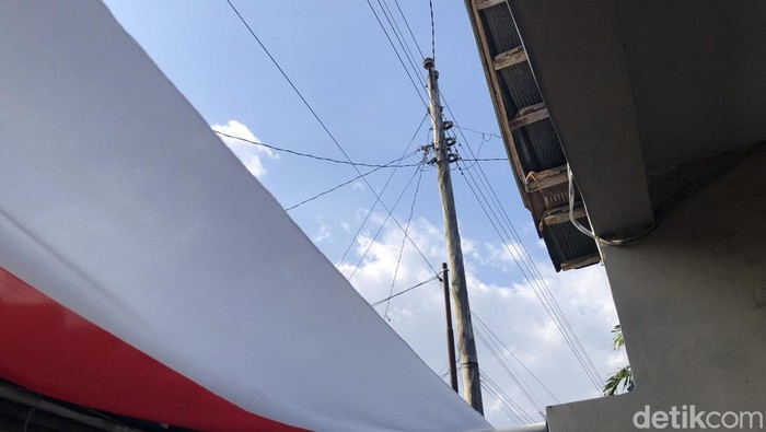 Potret empat tiang listrik kayu di Gang Tropayan, RT 07 RW 01, Prenggan, Kotagede, Kota Jogja, Senin (15/9/2025).