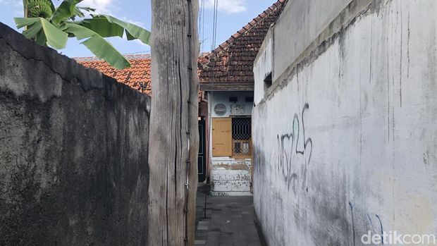 Potret empat tiang listrik kayu di Gang Tropayan, RT 07 RW 01, Prenggan, Kotagede, Kota Jogja, Senin (15/9/2025).