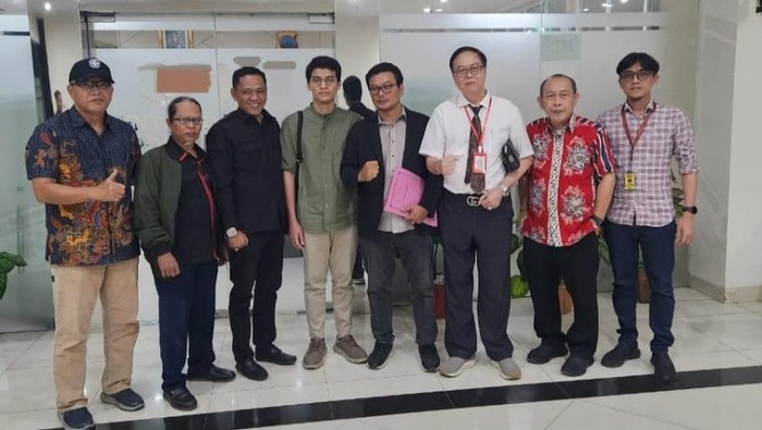 Tim hukum, perwakilan solidaritas dokter, dampingi dr Astra (baju hitam bawa map) di Polda Jateng, Kecamatan Semarang Selatan, Jumat (12/9/2025). Tim hukum, perwakilan solidaritas dokter, dampingi dr Astra (baju hitam bawa map) di Polda Jateng, Kecamatan Semarang Selatan, Jumat (12/9/2025).