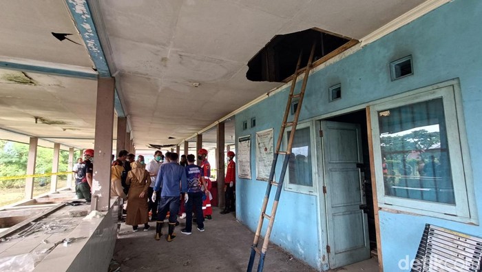 Jasad pria tanpa identitas yang ditemukan tewas di atas ternit gudang penyimpanan pakan ikan di Kelurahan Bobosan, Kecamatan Purwokerto Utara, Kabupaten Banyumas, Senin (15/9/2025).