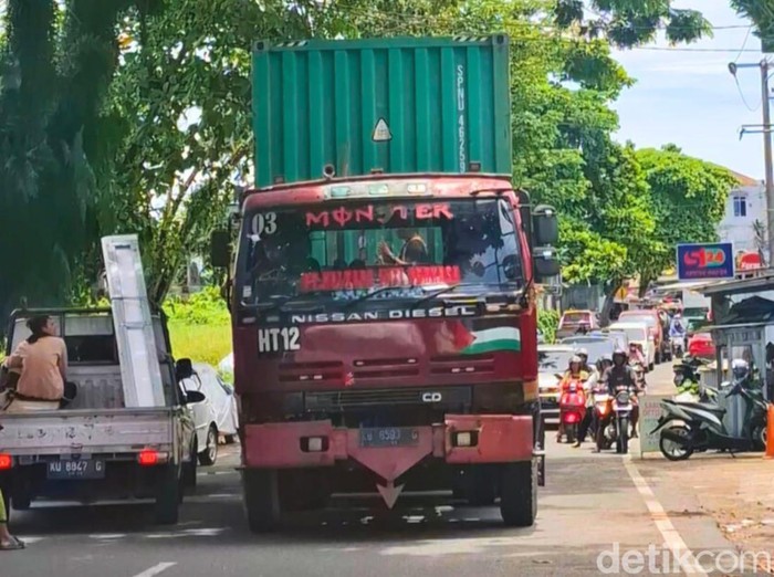 Truk kontainer saat melintasi Jalan Slamet Riyadi Tarakan sehingga menciptakan antrean panjang.