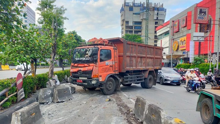 Truk tabrak separator busway di Slipi