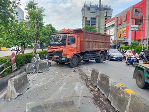Truk Tabrak Separator Busway di Slipi, Lalin Arah Tomang Padat