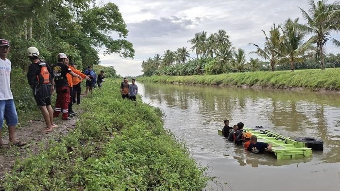 Truk terjun ke sungai berujung satu orang tewas di Pinrang.